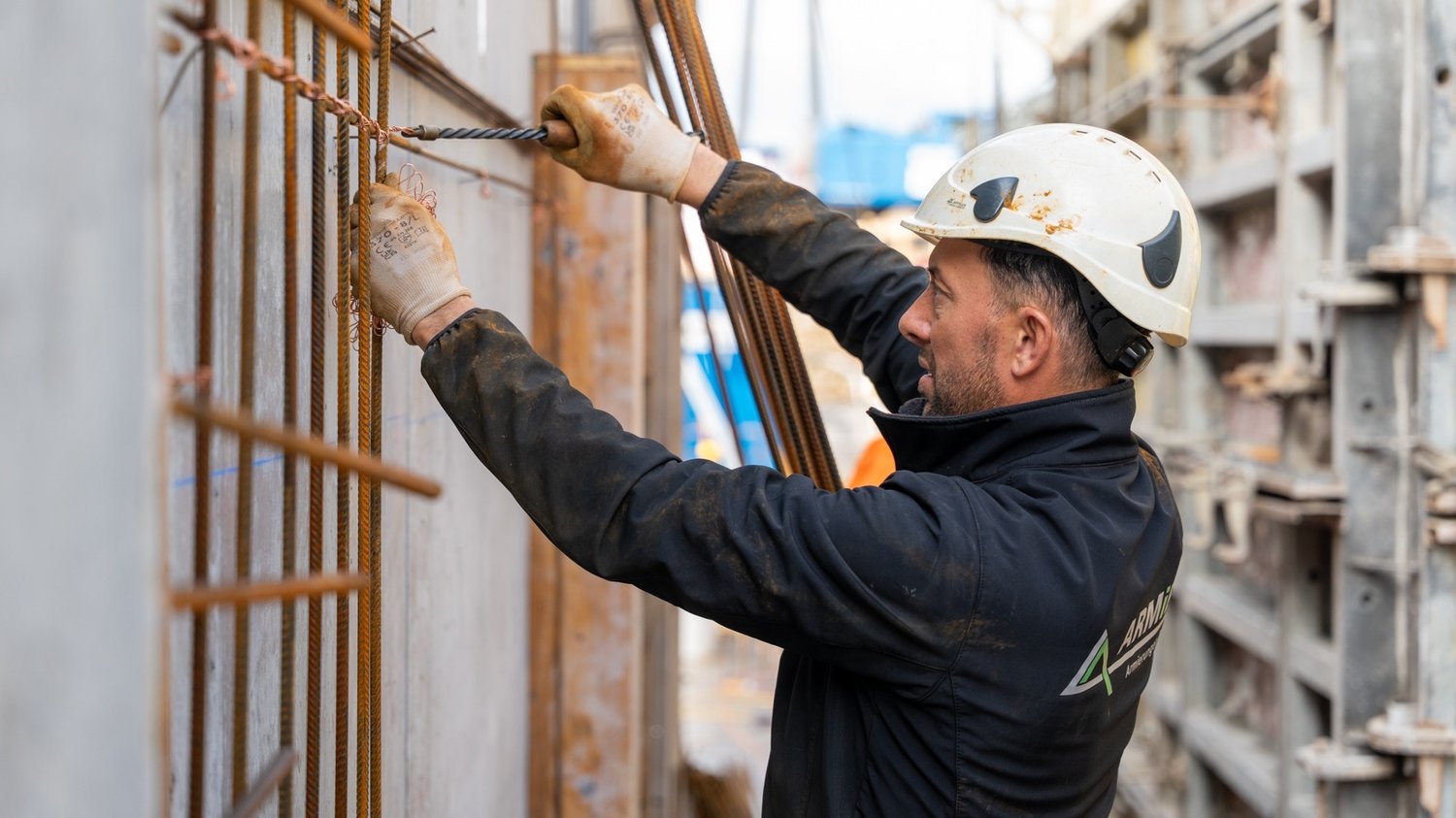 Mitarbeiter beim befestigen von Armierungseisen