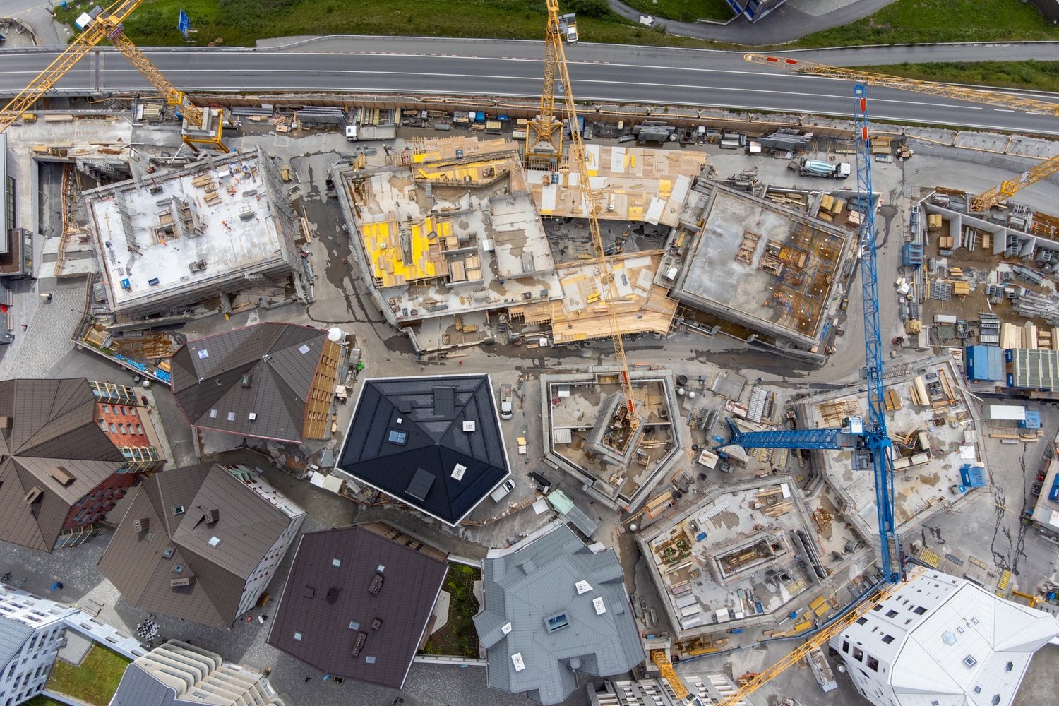 Drohnenaufnahme Apartmenthaus und Hotel in Andermatt