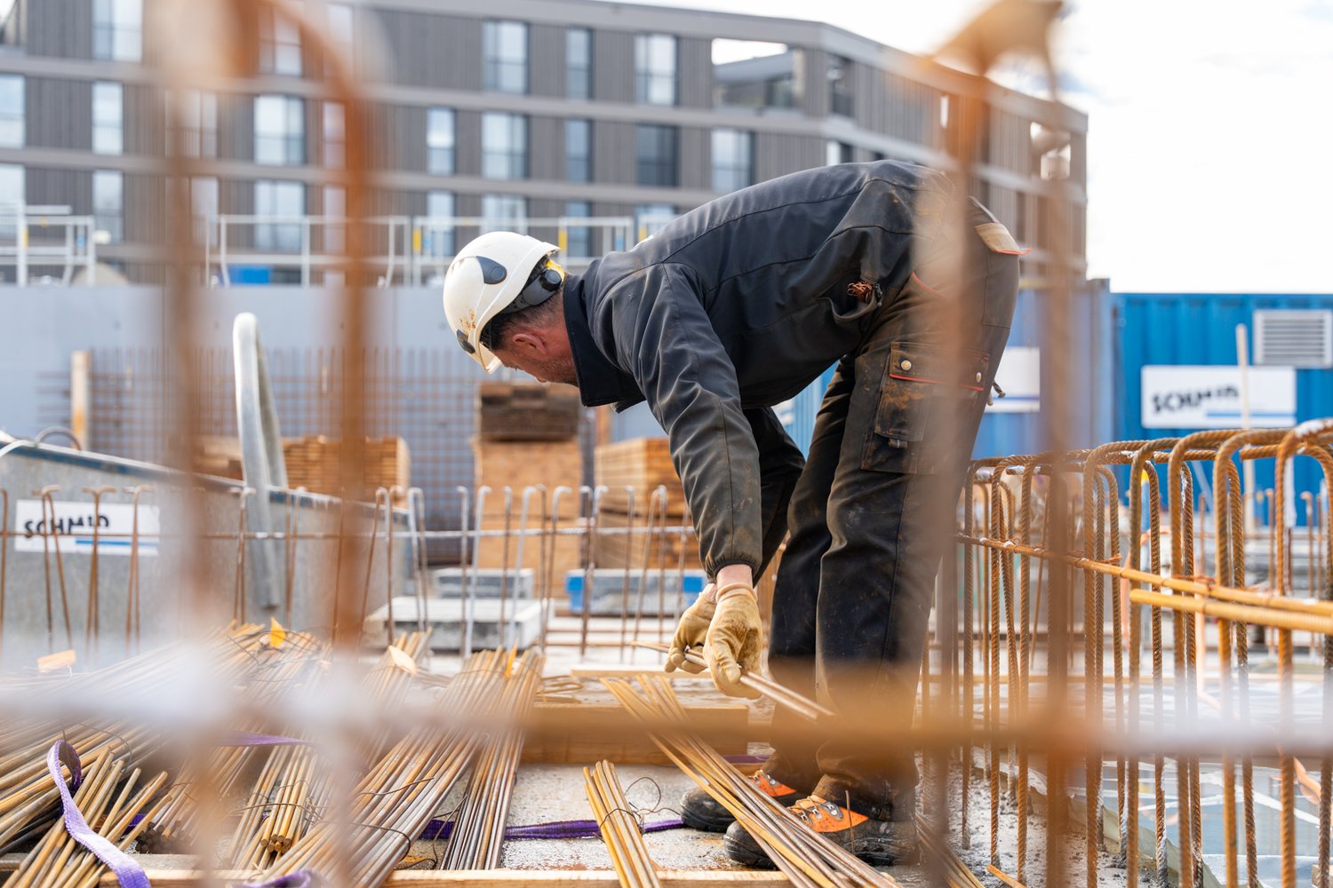 Mitarbeiter beim verlegen von Armierungseisen